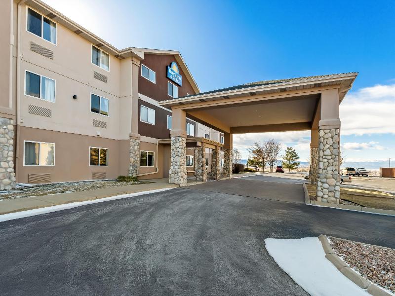 Days Inn & Suites by Wyndham Castle Rock — general view