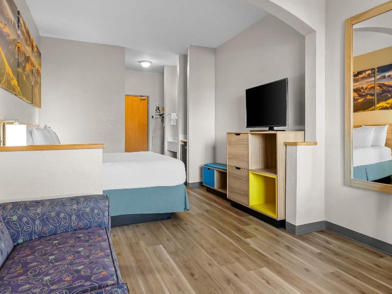 Days Inn & Suites by Wyndham Castle Rock image