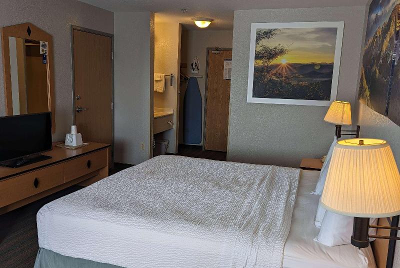 Days Inn & Suites by Wyndham Castle Rock image
