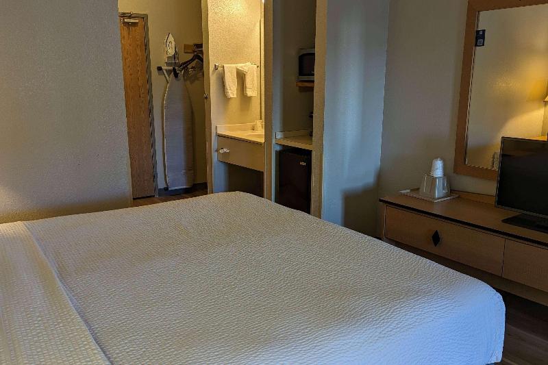Days Inn & Suites by Wyndham Castle Rock image