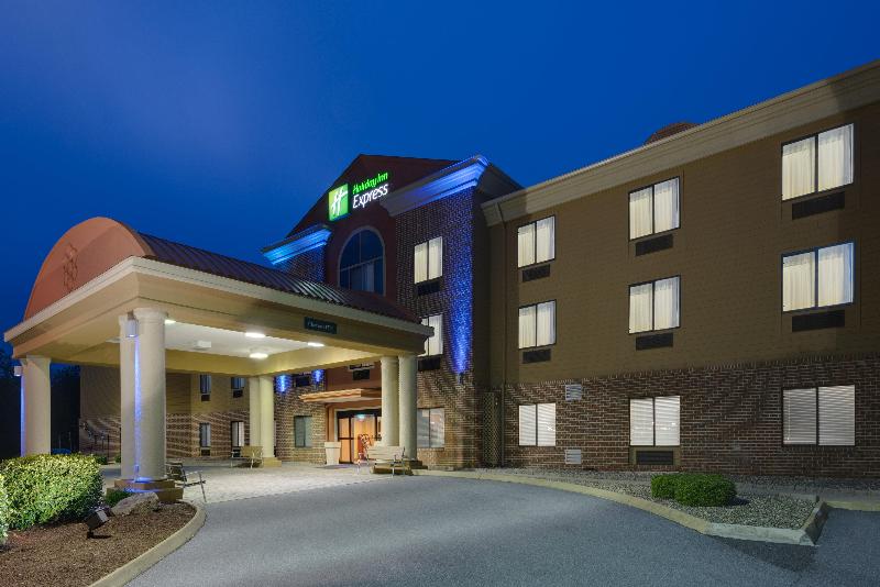 Holiday Inn Express Charles Town image