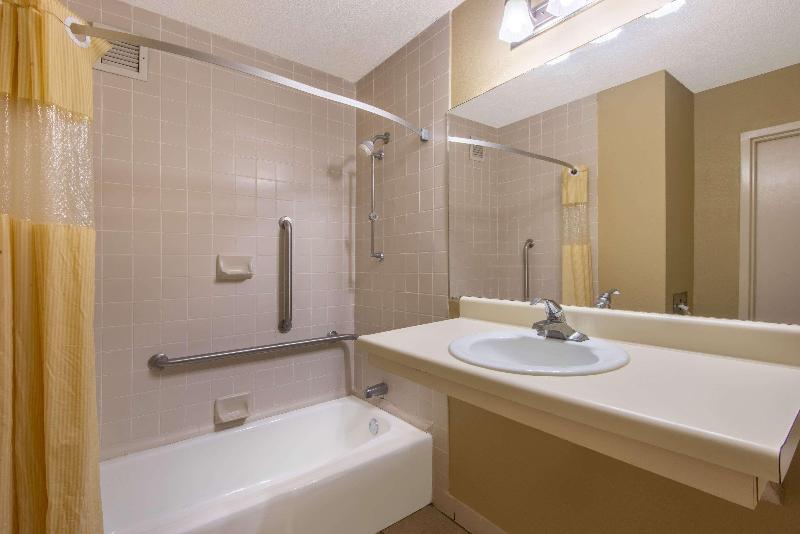 Days Inn by Wyndham Clanton AL