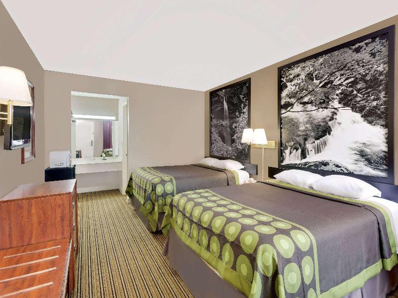 QUADRUPLE TWO QUEEN BEDS NON SMOKING
