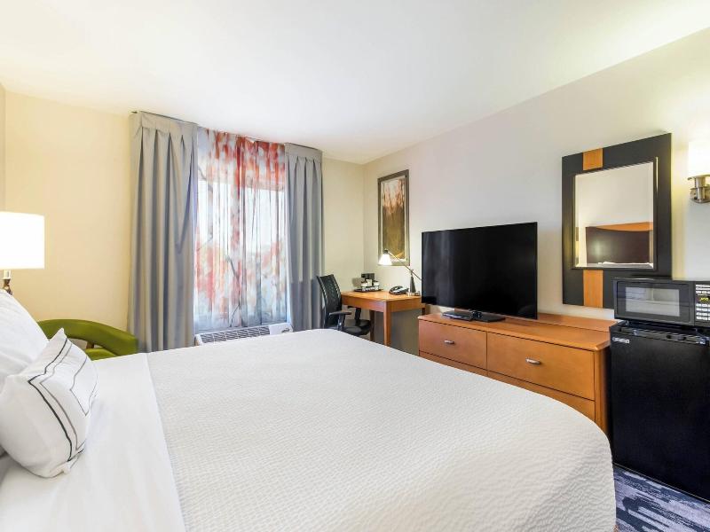 Room, 1 King Bed (Mobility/Hearing Access, Roll-In Shwr) (1 King Bed)