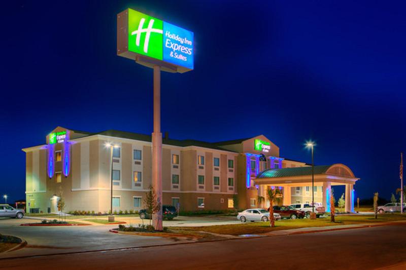 Holiday Inn Express Hotel & Suites Cotulla