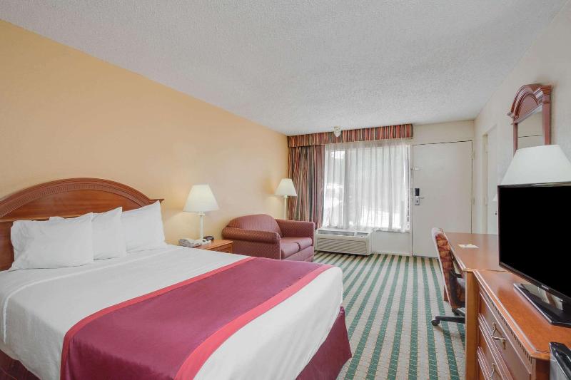 Days Inn By Wyndham Asheville West image