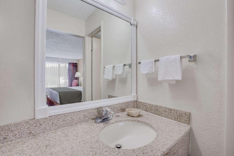 Days Inn By Wyndham Asheville West image