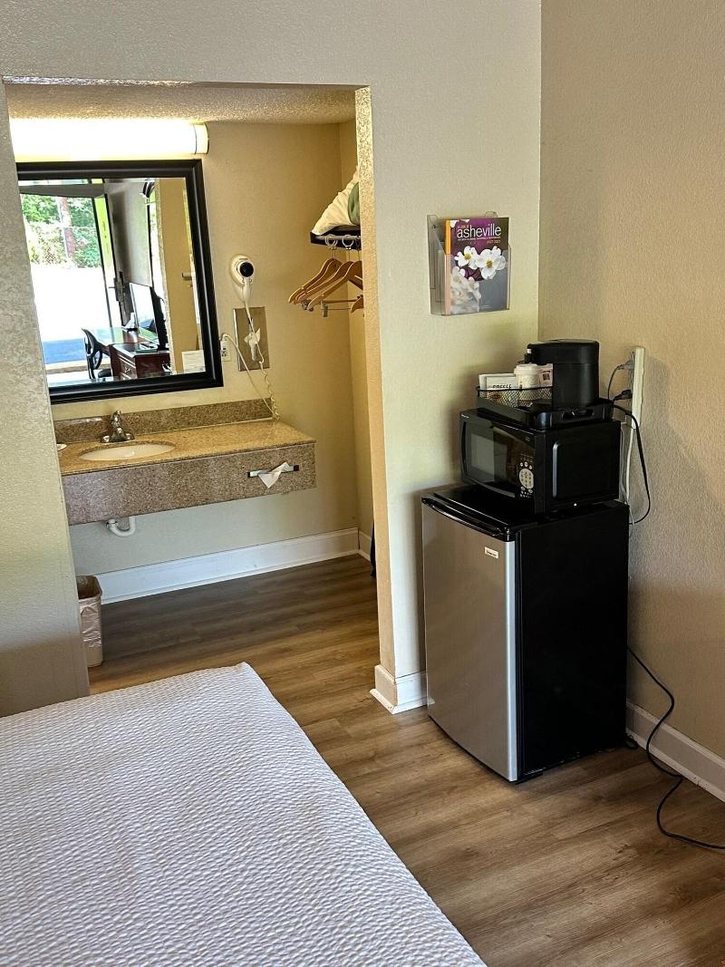 Days Inn By Wyndham Asheville West image