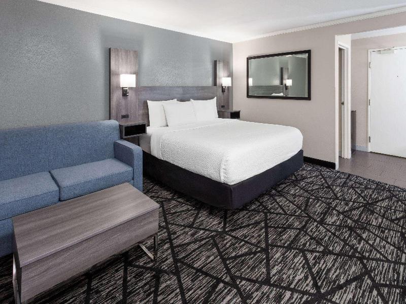 La Quinta Inn Cleveland Independence image