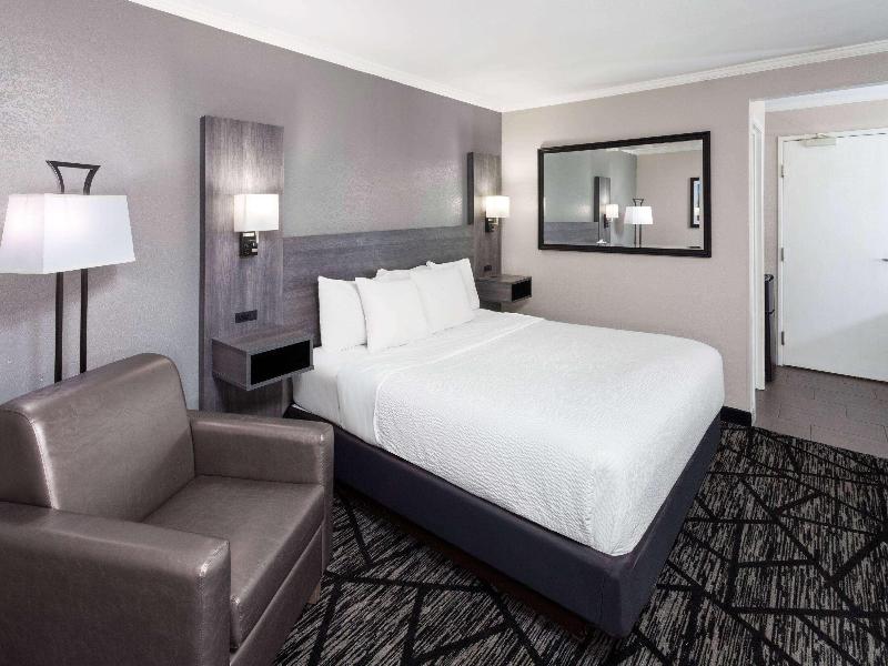 La Quinta Inn Cleveland Independence image