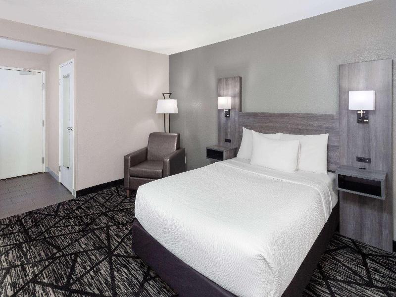 La Quinta Inn Cleveland Independence image
