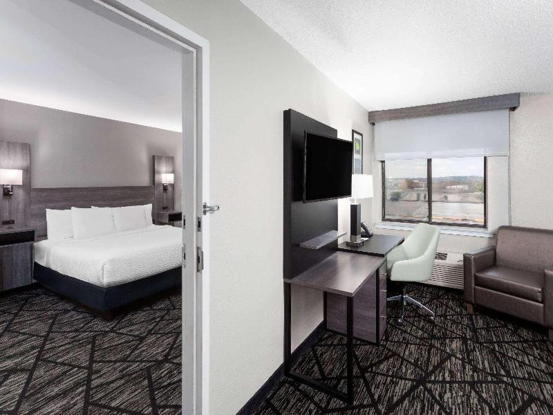 La Quinta Inn Cleveland Independence image