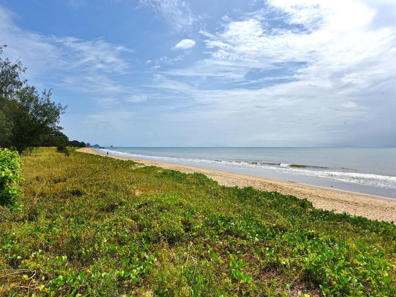 Golden Sands Beachfront Apartment Resort image