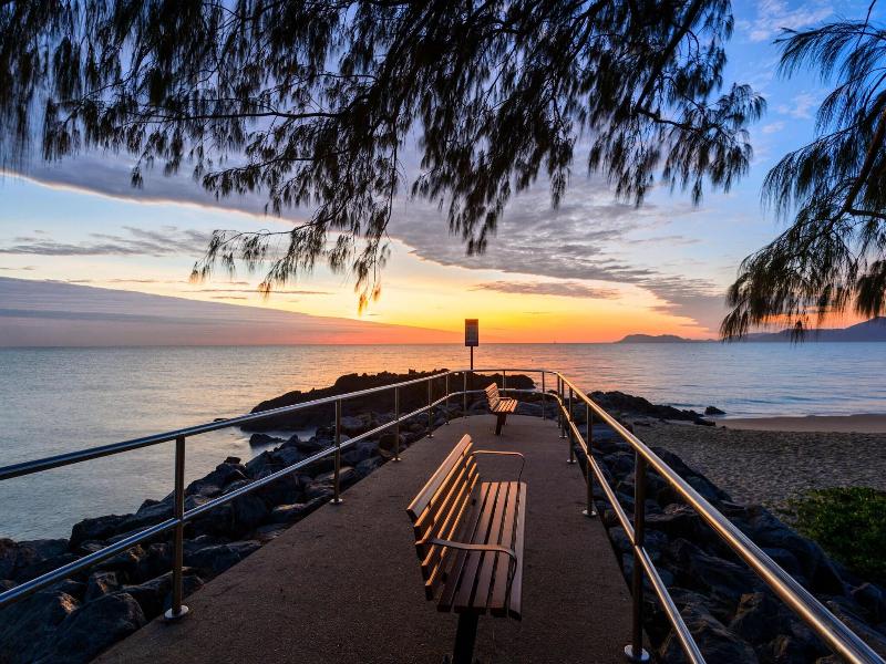 Golden Sands Beachfront Apartment Resort image