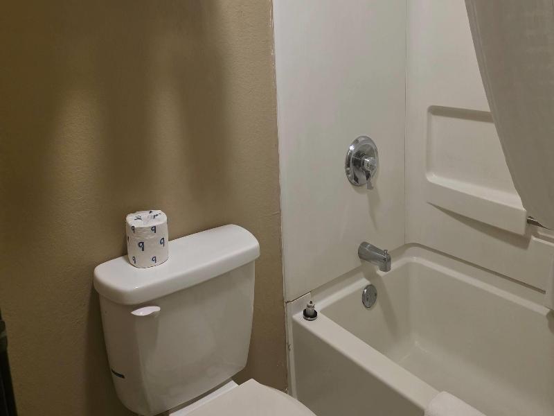 Super 8 by Wyndham Coshocton Roscoe Village 5