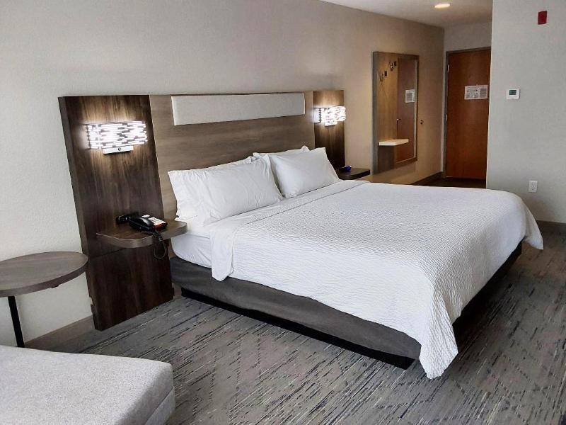 Holiday Inn Express & Suites Antigo By IHG image