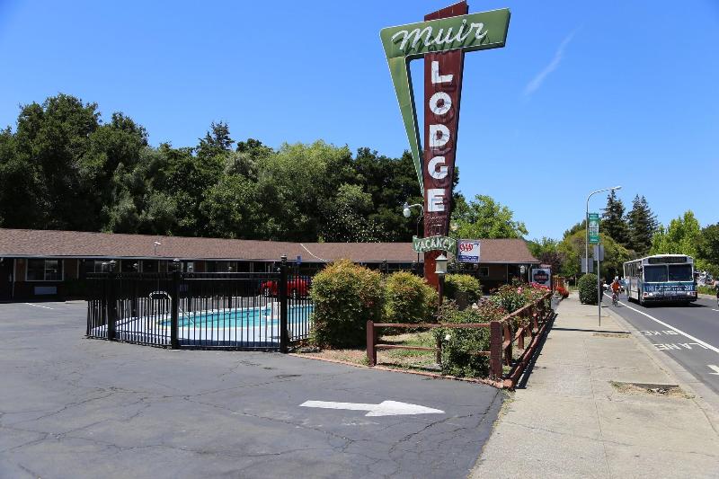 Muir Lodge Motel image