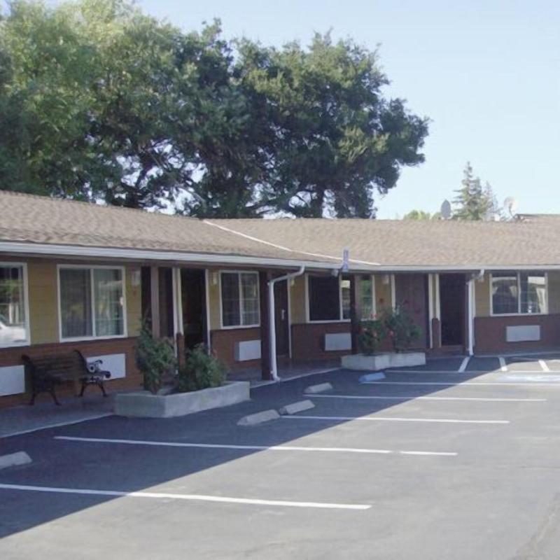 Muir Lodge Motel image