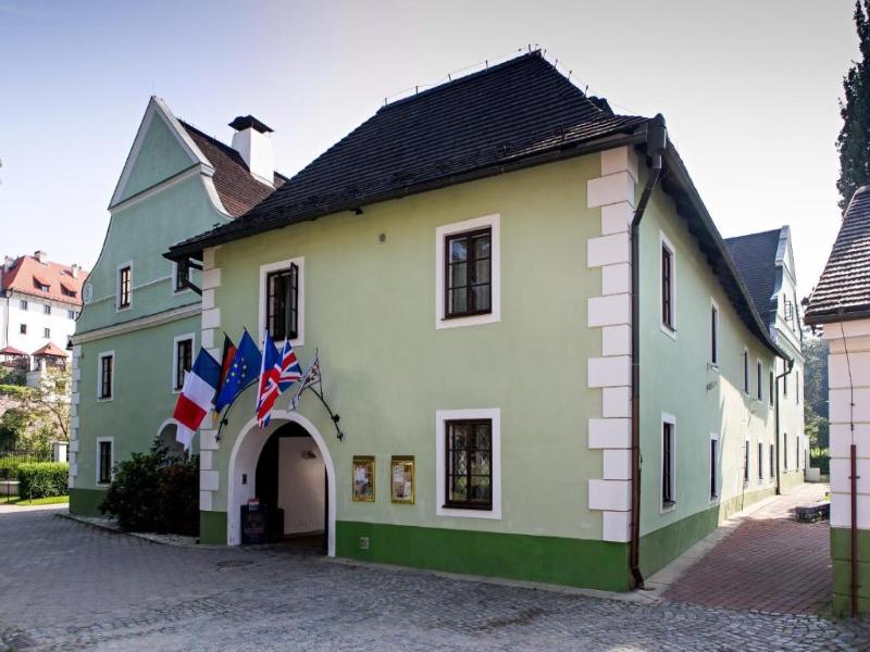 LH Hotel Gold — exterior view