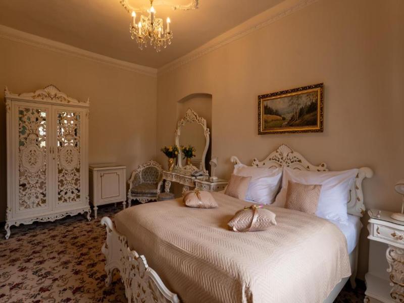 LH Hotel Gold image