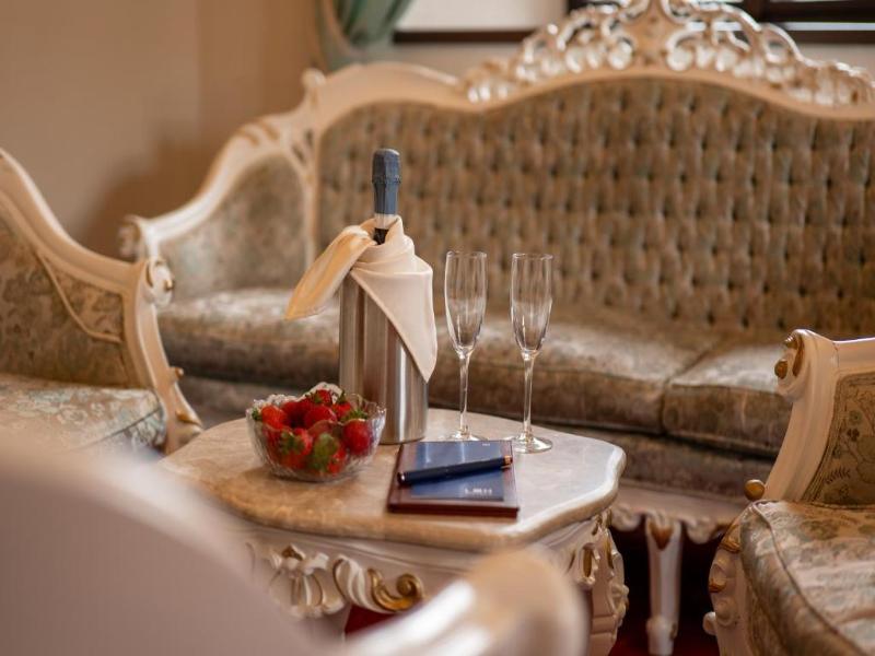 LH Hotel Gold image