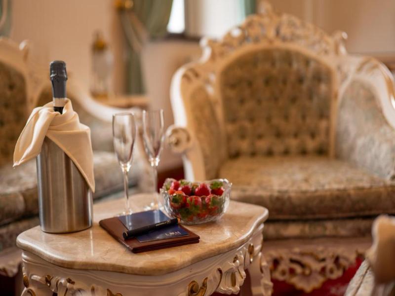 LH Hotel Gold image