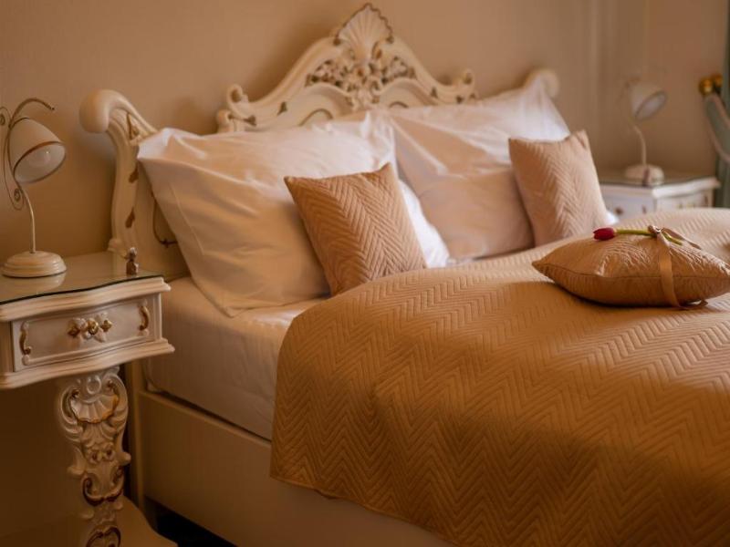 LH Hotel Gold image