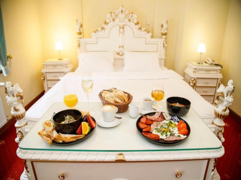 LH Hotel Gold image
