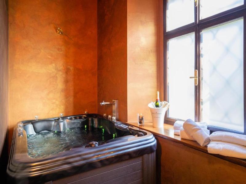 LH Hotel Gold image