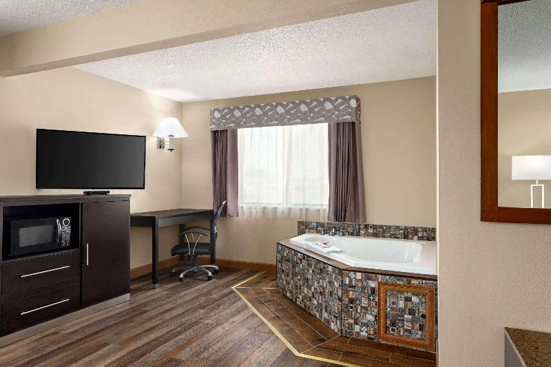 Super 8 by Wyndham Chillicothe image