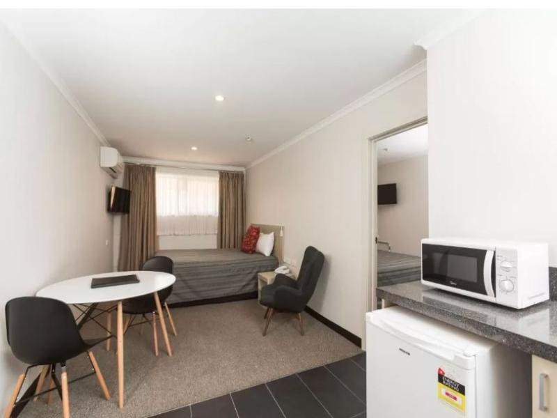 Belconnen Hotel & Serviced Apartments image