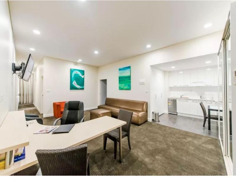 Belconnen Hotel & Serviced Apartments image