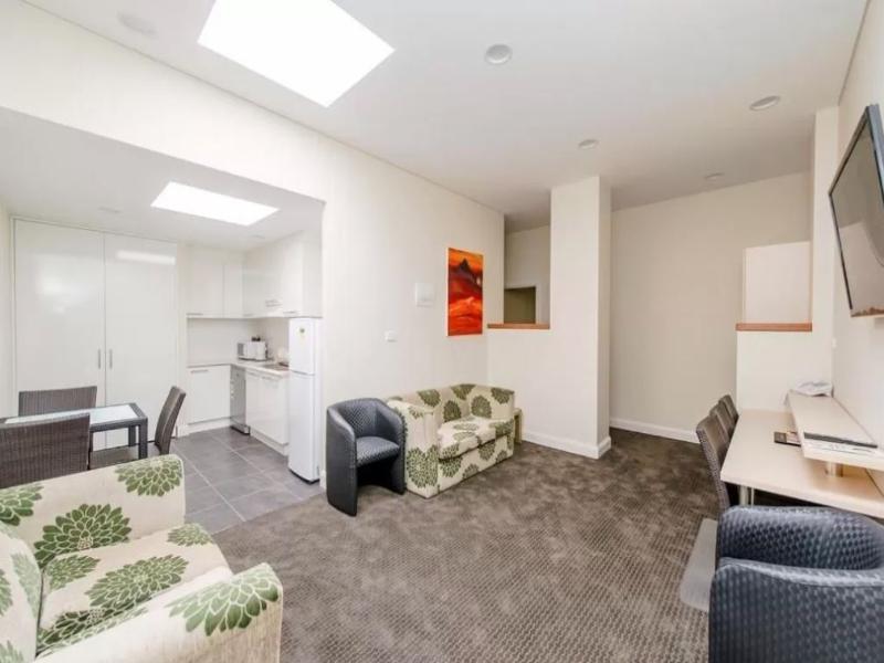 Belconnen Hotel & Serviced Apartments image