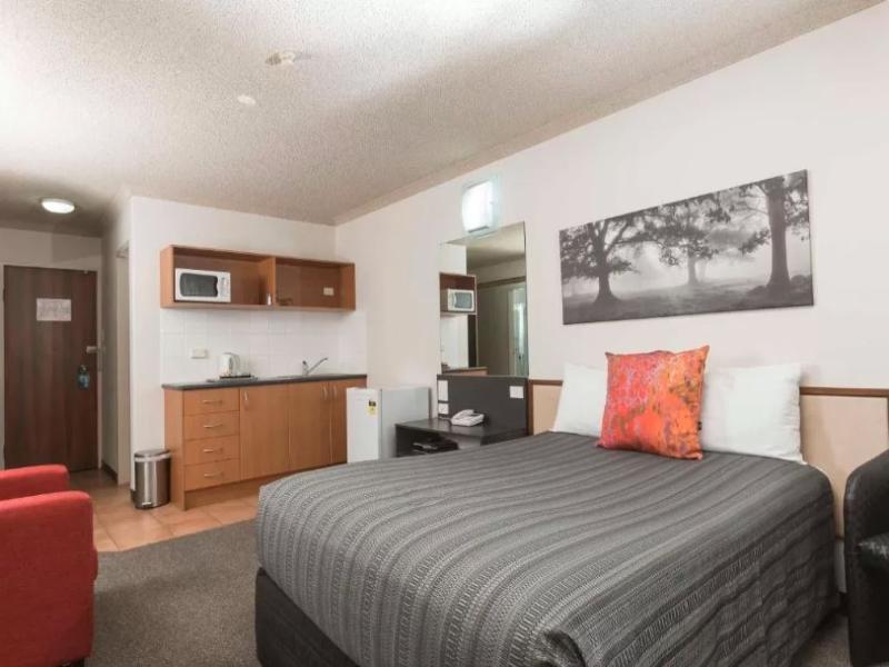Belconnen Hotel & Serviced Apartments image