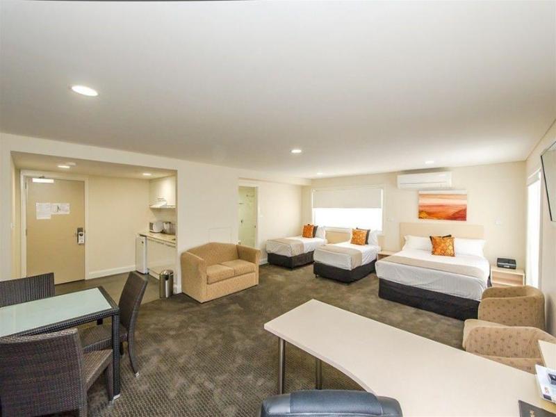 Belconnen Hotel & Serviced Apartments image