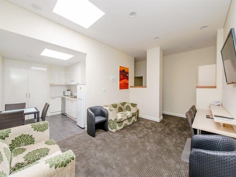 Belconnen Hotel & Serviced Apartments image