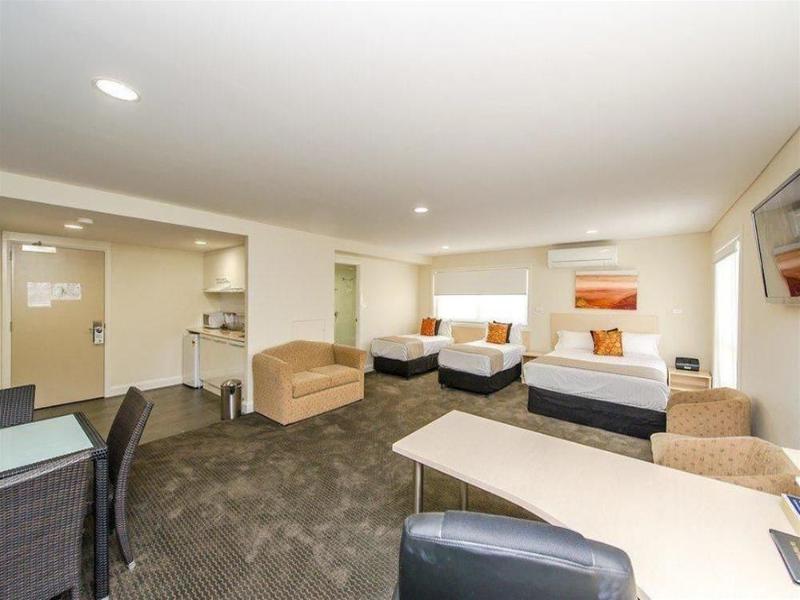 Belconnen Hotel & Serviced Apartments image