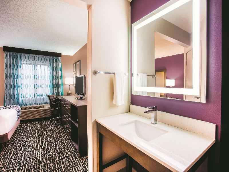 La Quinta Inn Cincinnati Northeast image