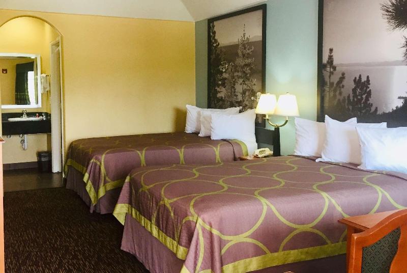 Super 8 by Wyndham Montgomery/ Lake Conroe image