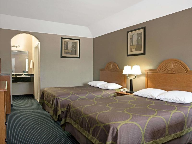 Super 8 by Wyndham Montgomery/ Lake Conroe image