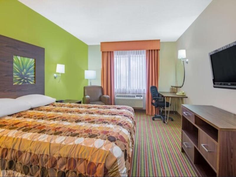 Super 8 by Wyndham Portales image 10