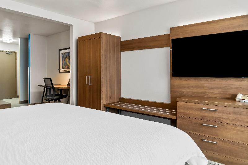 Holiday Inn Express & Suites Marion image