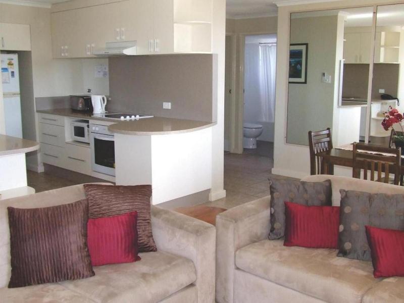 Coral Towers Holiday Suites image