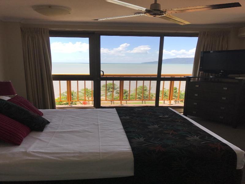 Coral Towers Holiday Suites image
