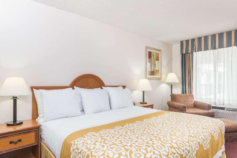 Days Inn by Wyndham Chiefland image 1
