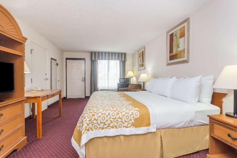 Days Inn by Wyndham Chiefland image 9