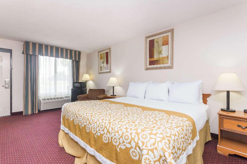 Days Inn by Wyndham Chiefland image 2