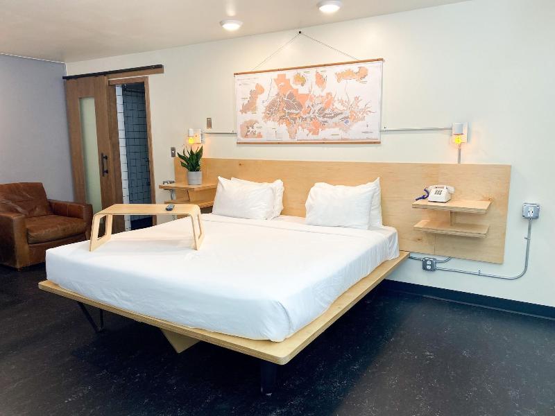 Towne House Motor Inn image