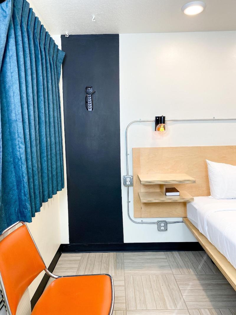 Towne House Motor Inn image
