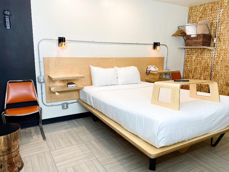 Towne House Motor Inn image